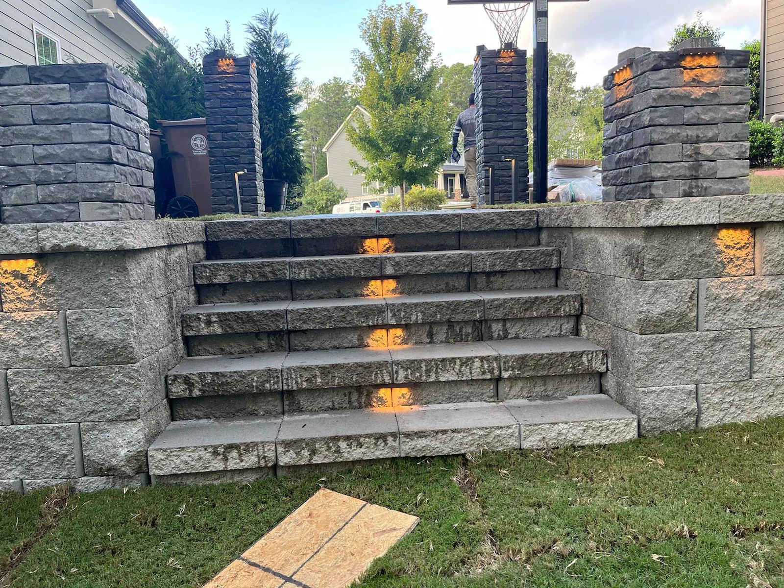 Illuminated retaining wall with landscape lighting