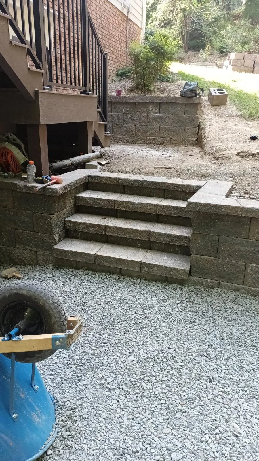 Retaining wall with integrated steps
